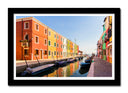 Cuadro enmarcado negro Canal de Venecia, Italia, gondola, edificio de colores