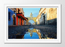 Cuadro enmarcado blanco Calle en ciudad de guatemala, reflejo charco