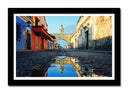 Cuadro enmarcado negro Calle en ciudad de guatemala, reflejo charco