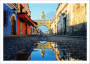 Lámina Calle en ciudad de guatemala, reflejo charco
