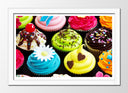 Cuadro enmarcado blanco pastelitos de colores, cup-cakes, dulce, postre