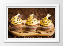 Cuadro enmarcado blanco pastelitos, cup-cakes, colores marrones, dulce, postre