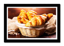 Cuadro enmarcado negro cesta con croissanes, desayuno, dulce