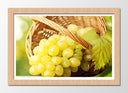 Cuadro enmarcado natural uva blanca sobre cesto, vino