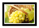 Cuadro enmarcado negro uva blanca sobre cesto, vino