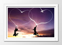 Cuadro enmarcado blanco silueta mujeres saltando dibujo corazon cielo