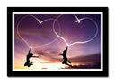 Cuadro enmarcado negro silueta mujeres saltando dibujo corazon cielo