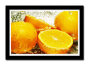Cuadro enmarcado negro naranjas sobre agua, citrico