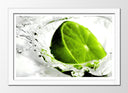 Cuadro enmarcado blanco lima en agua, verde, citrico