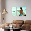 Estancia hombre en la playa, tabla de surf,deporte