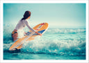 Lámina mujer surfista en el mar, tabla de surf, deporte