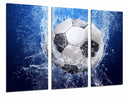 Tríptico imagen balon de futbol, fondo azul marino, agua, deporte