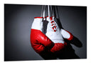 Cuadro guantes de boxeo rojos, colgando sobre fondo negro