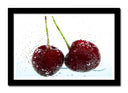 Cuadro enmarcado negro cerezas con salpicaduras de agua, fruta