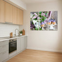 Estancia cup-cakes morados sobre expositor de pasteles