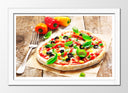 Cuadro enmarcado blanco pizza sobre madera, comida