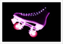 Lámina patin color neon morado, fondo negro, patinaje