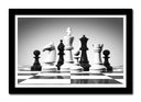 Cuadro enmarcado negro juego de ajedrez en blanco y negro, figuras