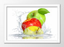 Cuadro enmarcado blanco de manzanas en el agua, roja, verde, amarilla, fruta