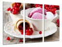 Tríptico helado de fresa, cucurucho, postre, verano