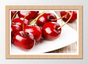 Cuadro enmarcado natural cerezas sobre fondo blanco, fruta, verano