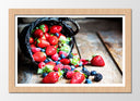 Cuadro enmarcado natural cesto de frutos rojos, fresas, arandanos, fruta