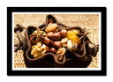 Cuadro enmarcado negro cesto frutos secos, aperitivo