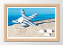 Cuadro enmarcado natural estrella de mar con rayas azul y blanca sobre la playa, arena