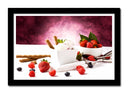 Cuadro enmarcado negro bola de helado con fresas, postre