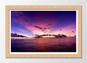 Cuadro enmarcado natural paisaje atardecer en el oceano, tonos morados, mar