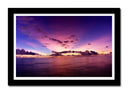Cuadro enmarcado negro paisaje atardecer en el oceano, tonos morados, mar