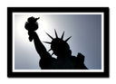 Cuadro enmarcado negro estatua de la libertat, ciudad de nueva york, silueta