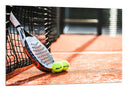 Cuadro raqueta de padel apoyada en la red