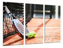 Tríptico raqueta de padel apoyada en la red