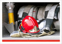 Lámina Oficio, Bombero, casco rojo en fondo blanco y negro, camion