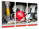 Tríptico Oficio, Bombero, casco rojo en fondo blanco y negro, camion