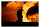 Lámina Oficio, Bombero apagando fuego en atardecer
