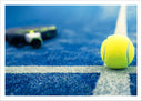 Lámina padel, raqueta y pelota sobre pista azul