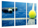 Tríptico padel, raqueta y pelota sobre pista azul