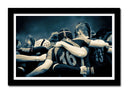 Cuadro enmarcado negro futbol americano, abrazo equipo